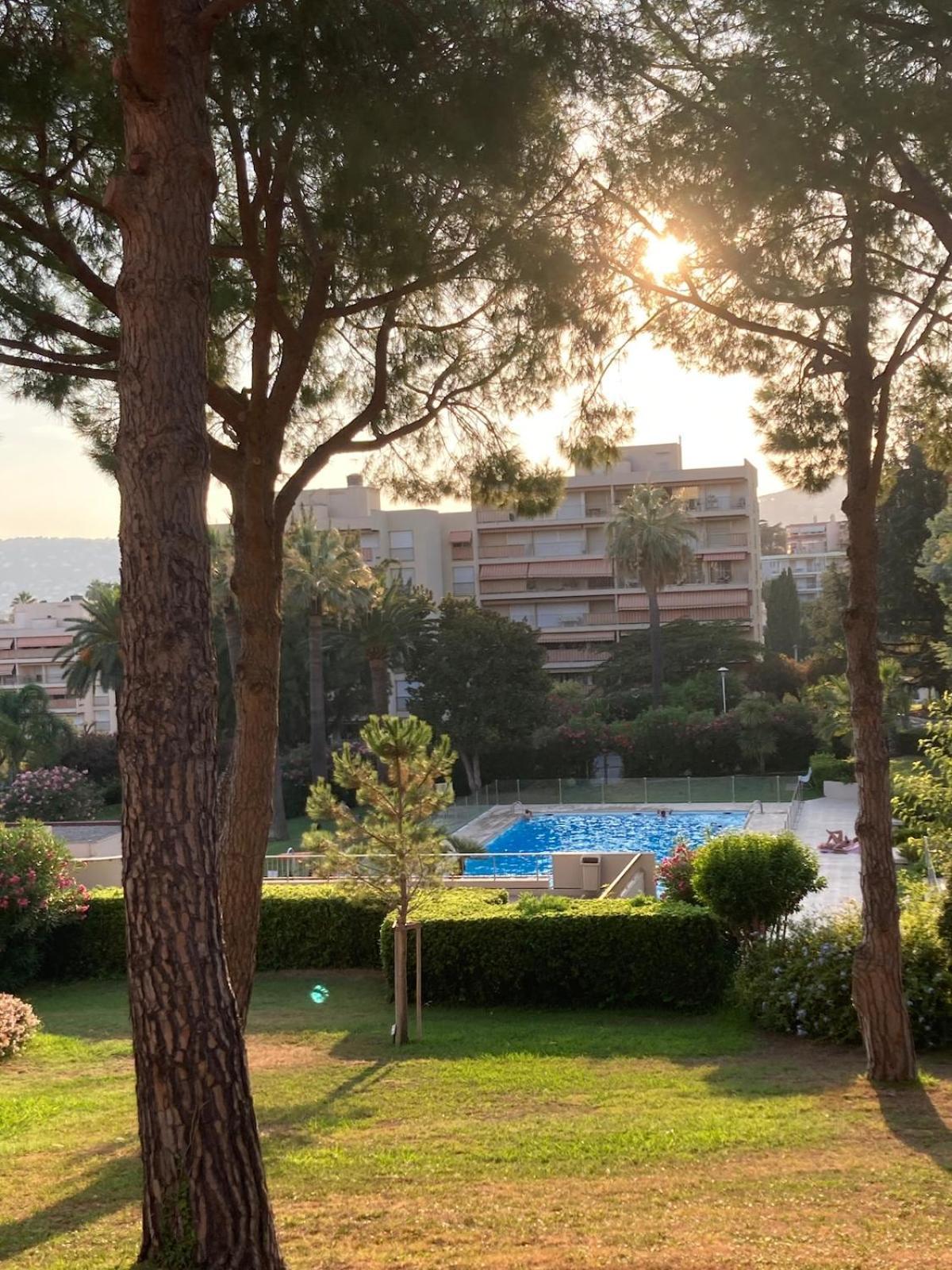 A 5 Minutes Du Centre De Juan Les Pins Et De La ! Dans Avec Piscine Et Terrain De Tennis