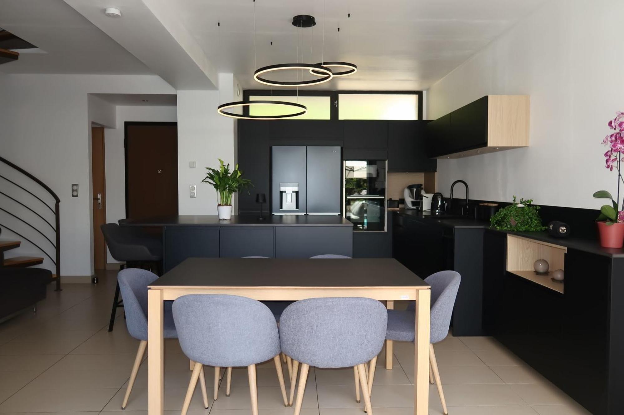 Spacious House For 8 With Swimming Pool