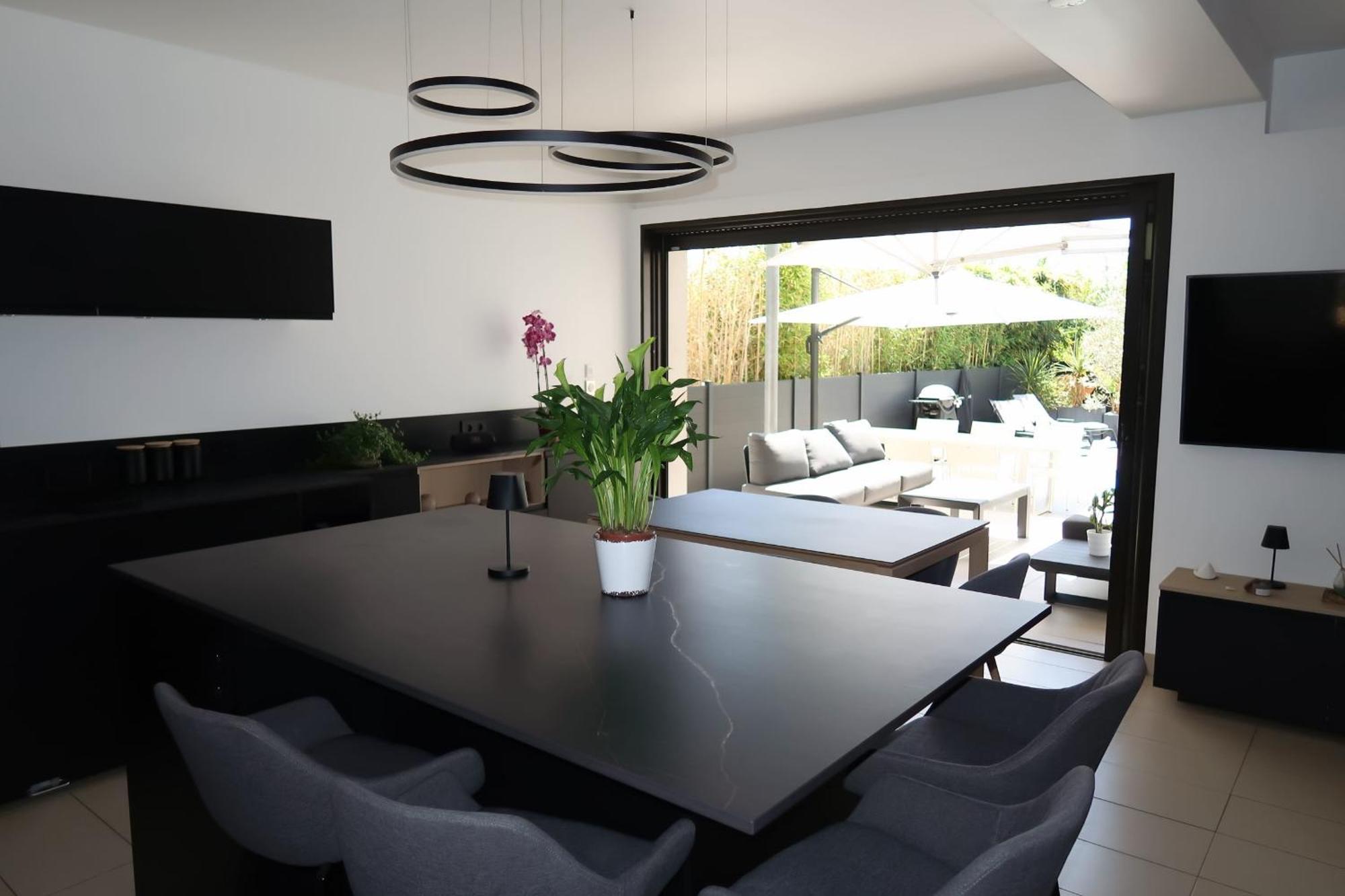 Spacious House For 8 With Swimming Pool *
