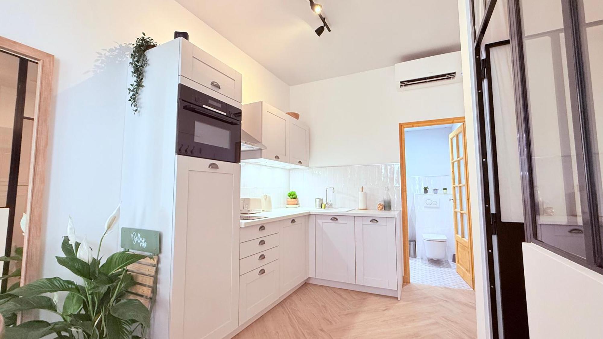 Apartment Newly Renovated Gem, Old *