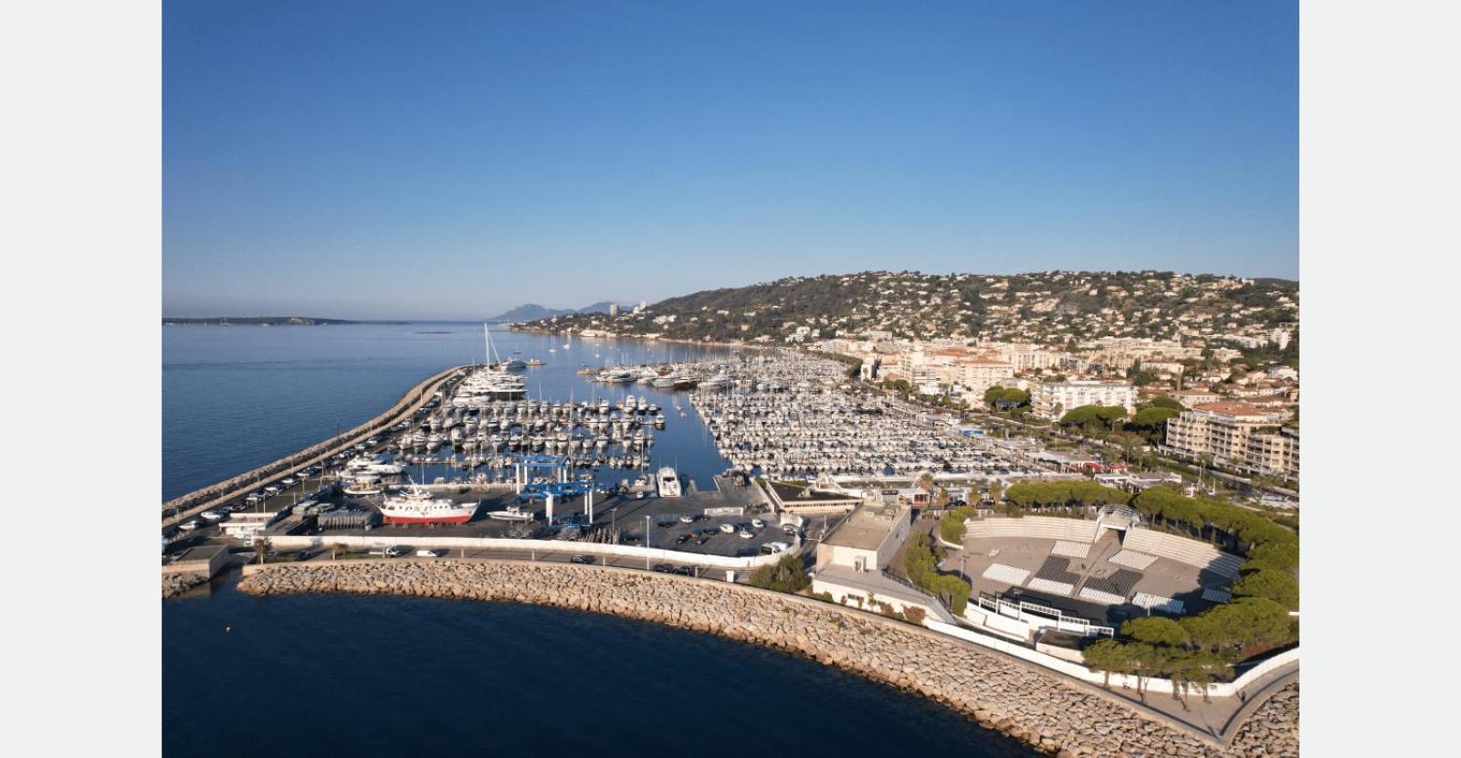 Le President 100 M De La * Antibes