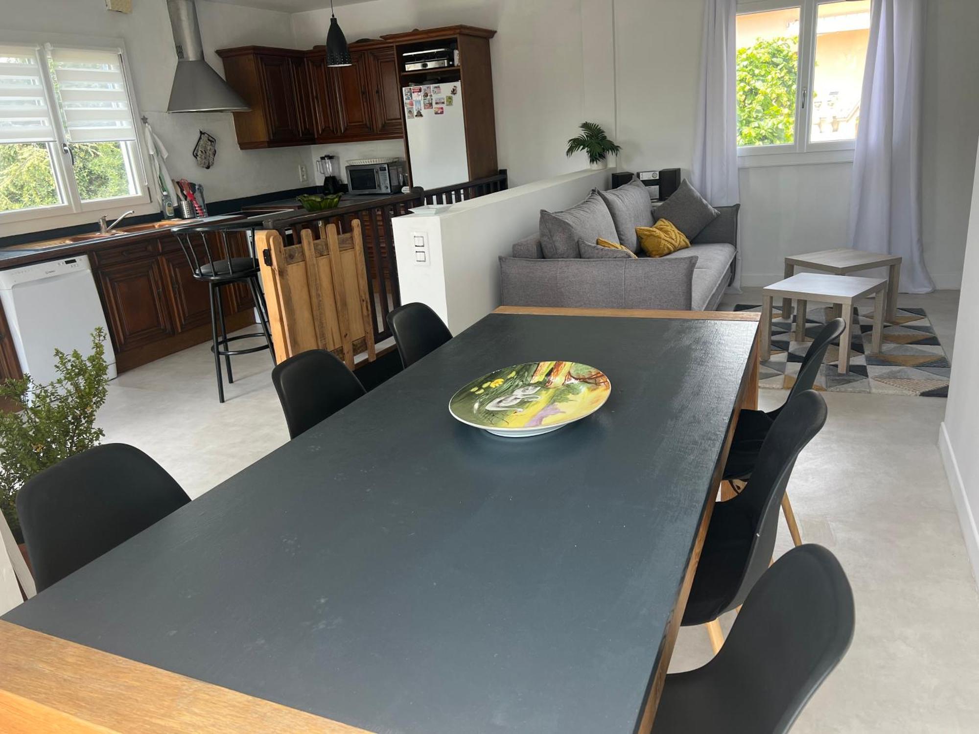 Etage Prive Dans Maison Chaleureuse Avec Piscine