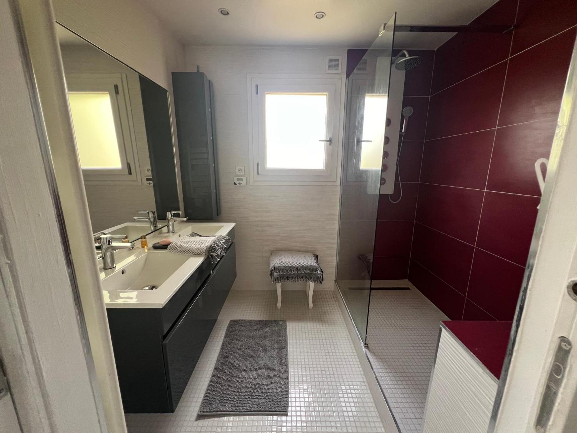 Etage Prive Dans Maison Chaleureuse Avec Piscine