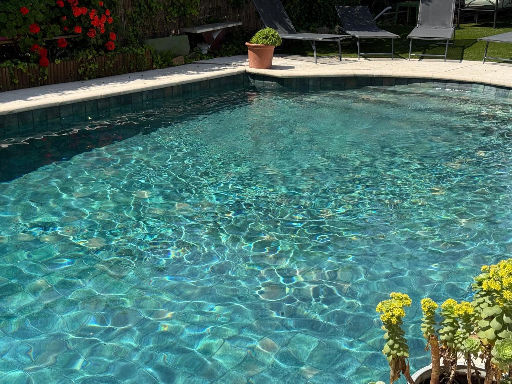Guest house Etage Prive Dans Maison Chaleureuse Avec Piscine *