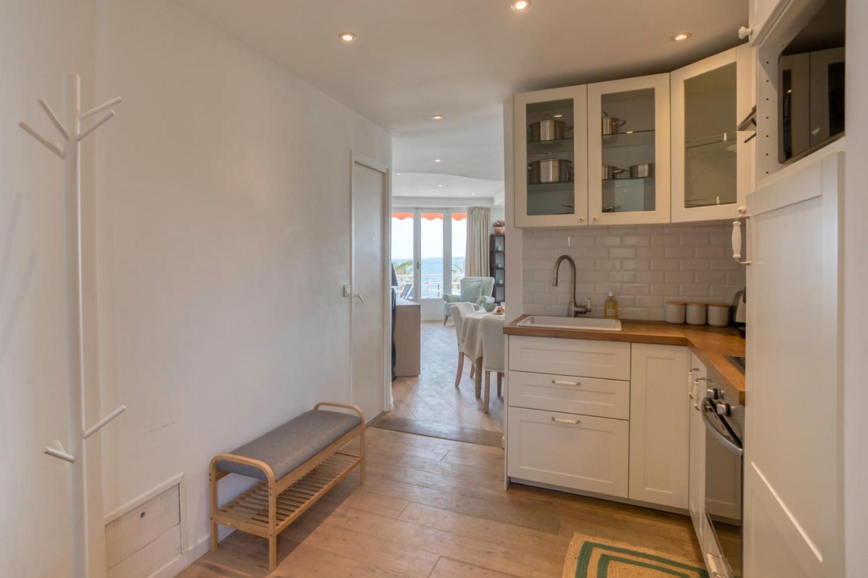 A16 - 2bdr Sea View - Center - Parking, Ac & Terrace *
