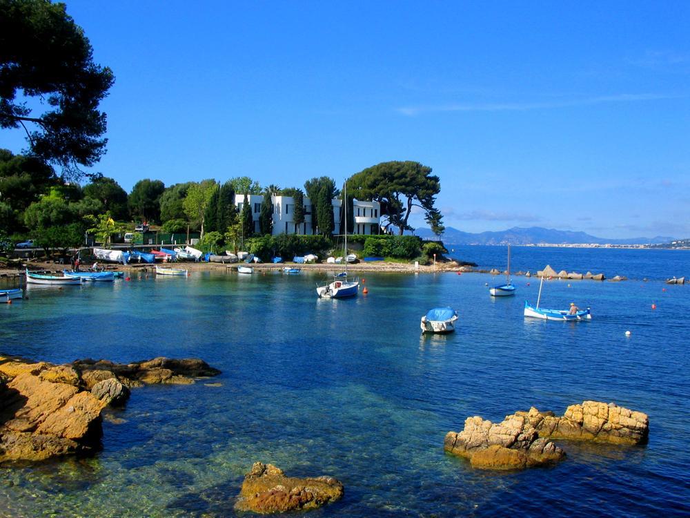 2 Bedroom Modern In With Sea View Antibes