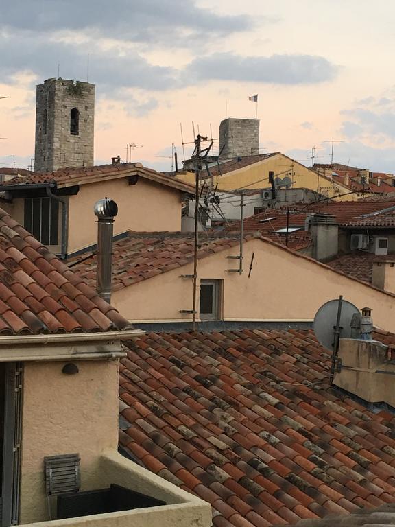 Light Filled Penthouse In Old Antibes. Heart Of The Riviera Apartment *
