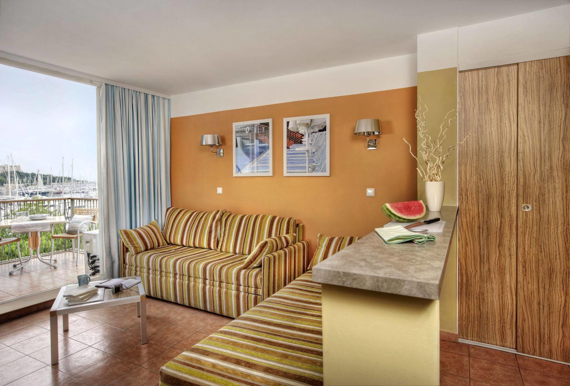 Pierre & Premium Port Prestige Aparthotel 4*