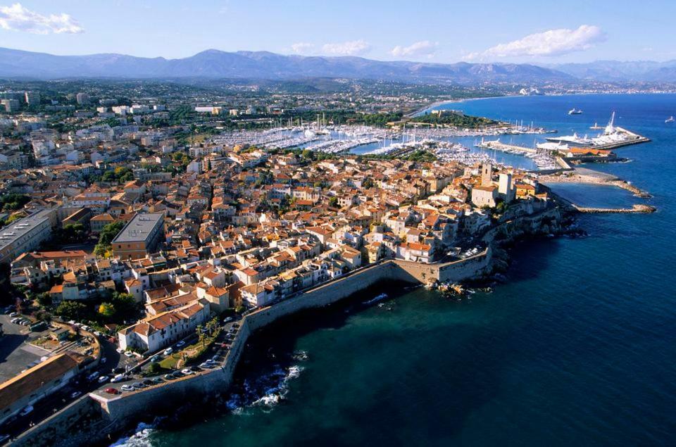 2 Bedroom Funky In The Heart Of The Old Town Of Appartement Antibes