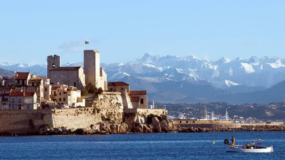 2 Bedroom Funky In The Heart Of The Old Town Of Appartement Antibes