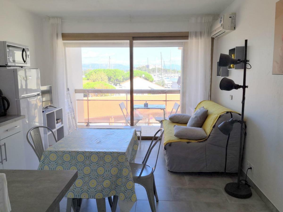 2p Dans Le Vieil Avec Balcon Sur La Marina *
