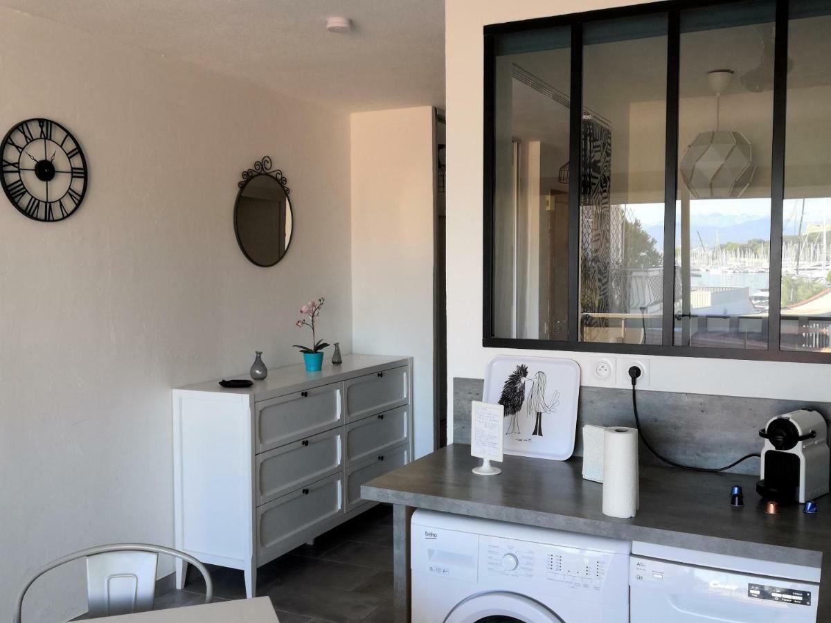 Appartement 2p Dans Le Vieil Avec Balcon Sur La Marina *