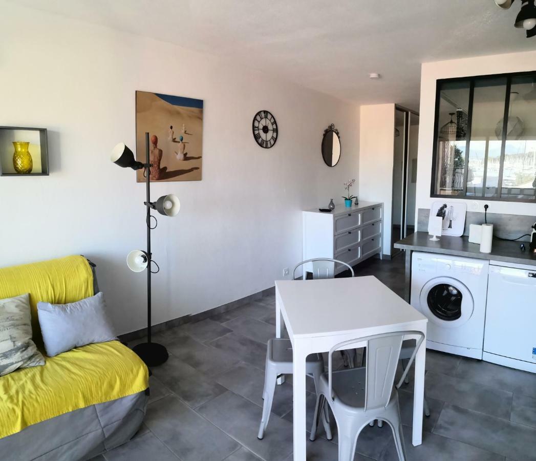 2p Dans Le Vieil Avec Balcon Sur La Marina *