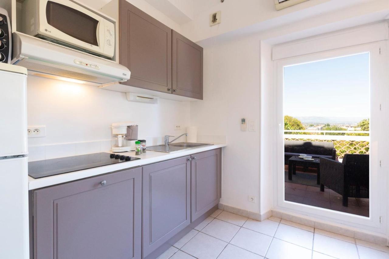 Renting Chez Sophie - 2 Chbres 2-4pers Terrasse Vue Mer Piscine Garage Antibes