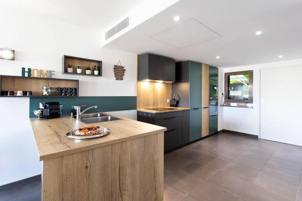 A7- 2 Bdr Sea & Mountain View - Ac, Parking, Pool & Terrace * Antibes